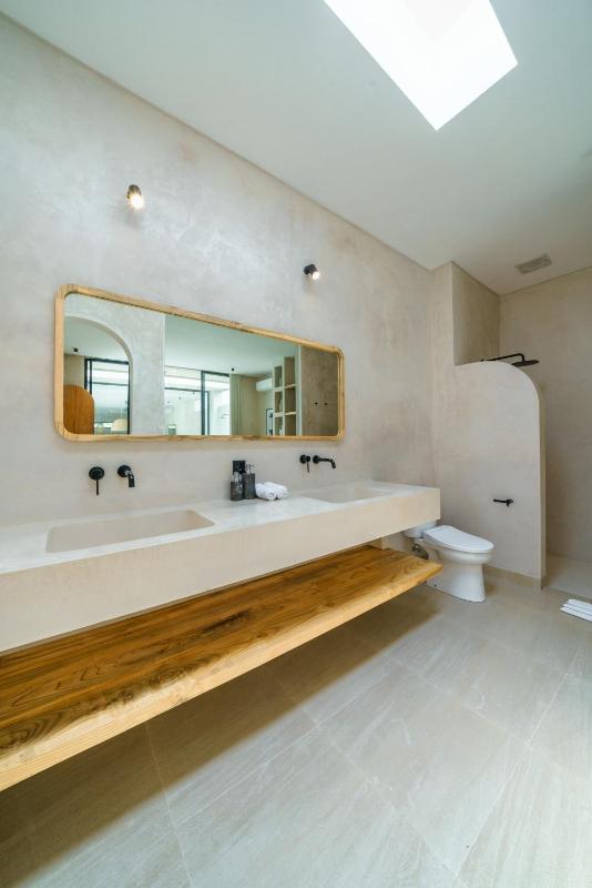 Villa Tilos - Stylish & Chic 2BR Mediterranean Villa in Canggu! - image 38