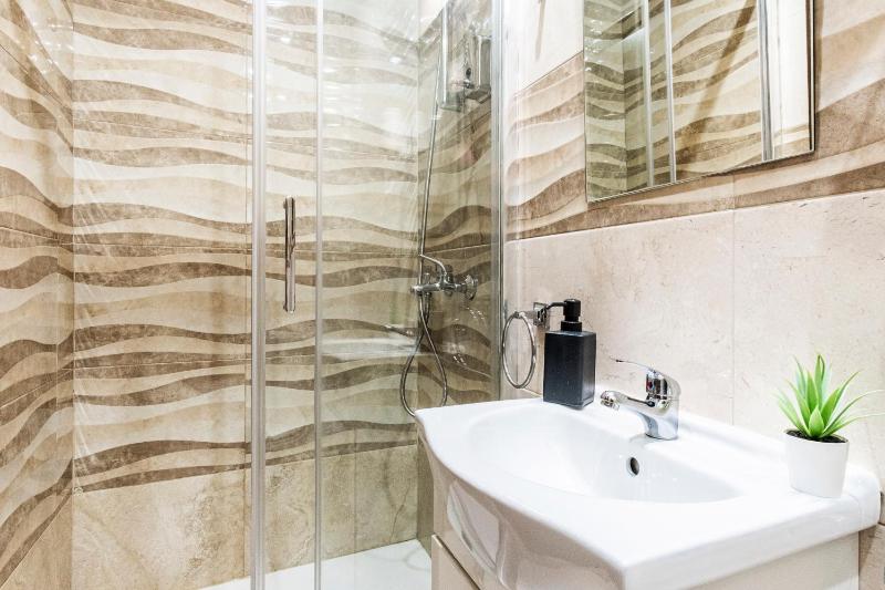 Superior Twin Room with City View image 3