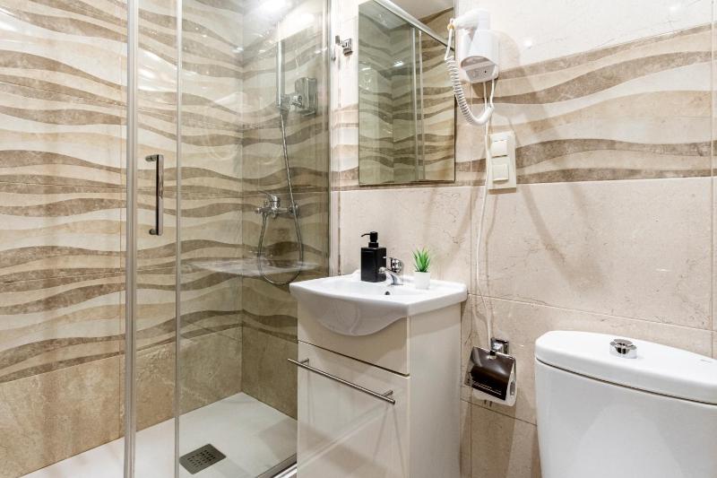 Triple Room with City View image 4