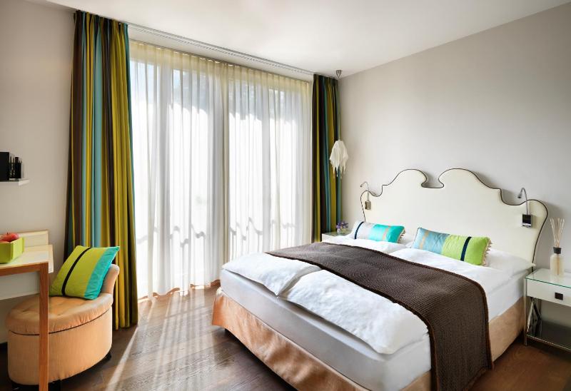 Medium Double Room image 1