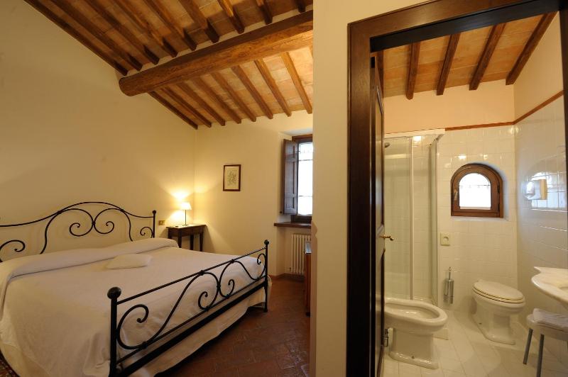 Standard Double Room image 3
