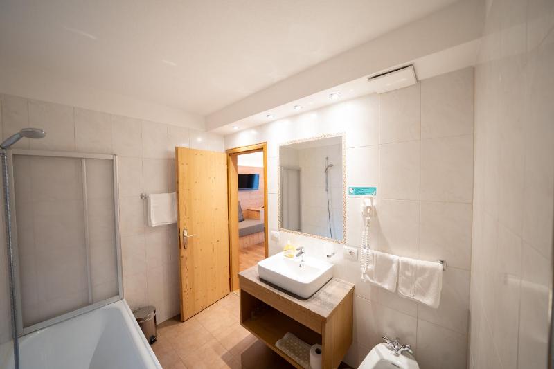 Double Room with Balcony image 3