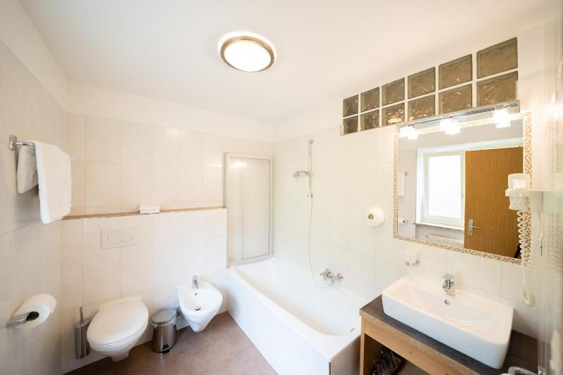 Budget Twin Room image 2