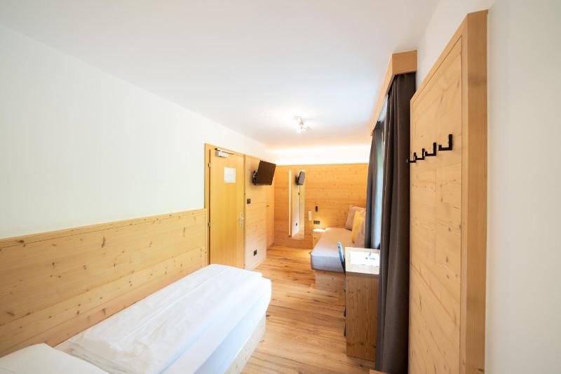 Budget Twin Room image 4