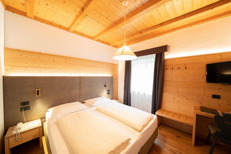 Small Double Room image 4