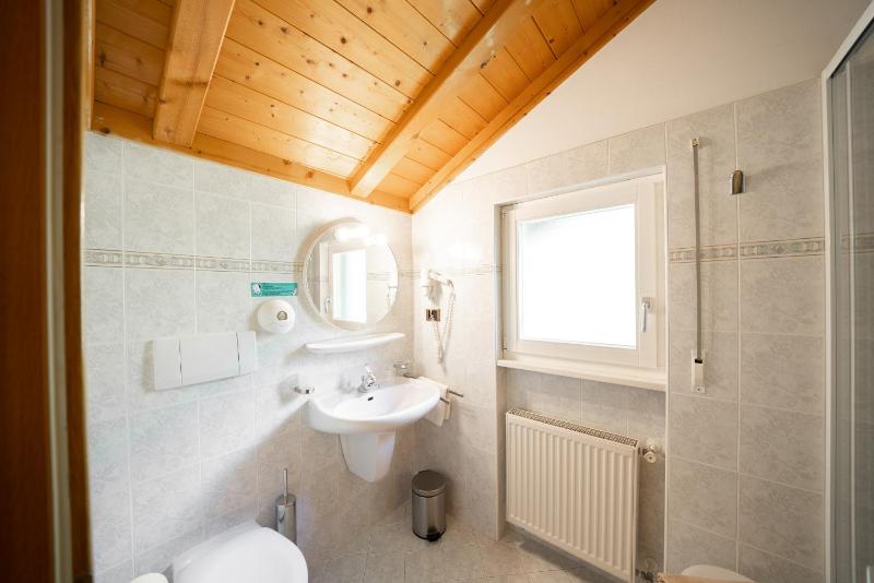 Single Room with Bathroom image 2