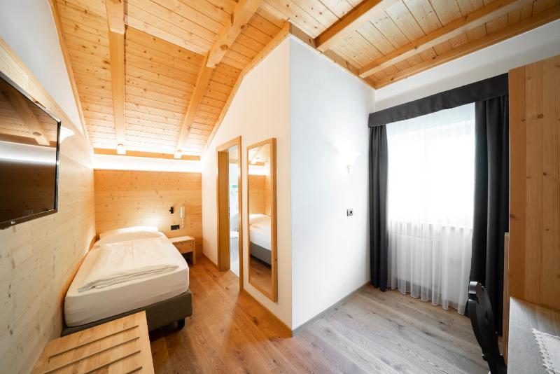 Single Room with Bathroom image 1