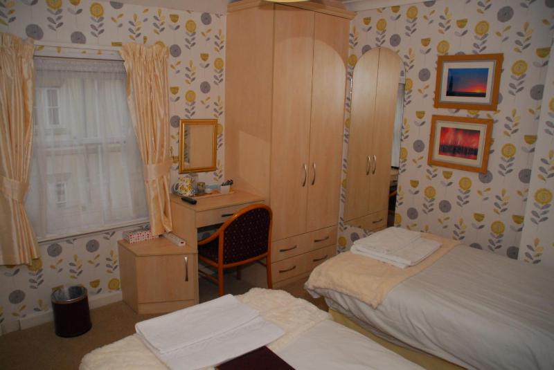 Twin Room image 2