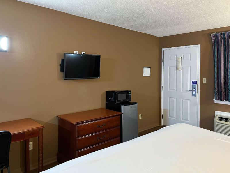 Queen Suite - Non-Smoking image 3