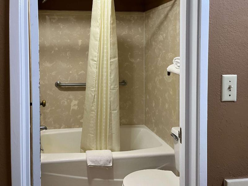 Queen Suite - Non-Smoking image 2