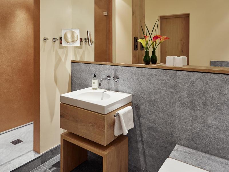 Superior Double Room with Garden View image 4