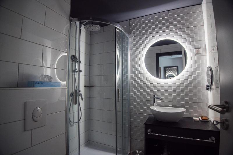 Twin Room image 4