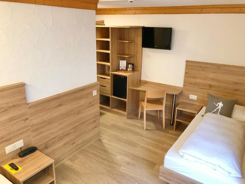 Room with 2 separate beds image 3