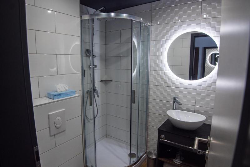 Standard Queen Room image 2