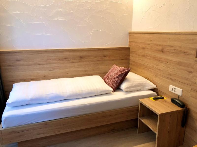 Room with 2 separate beds image 4