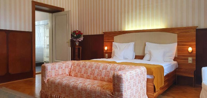 Deluxe Double or Twin Room with Spa Bath image 1