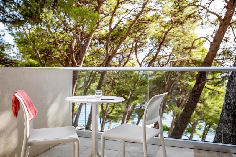 Superior Double Room with Balcony and Side Sea View image 3