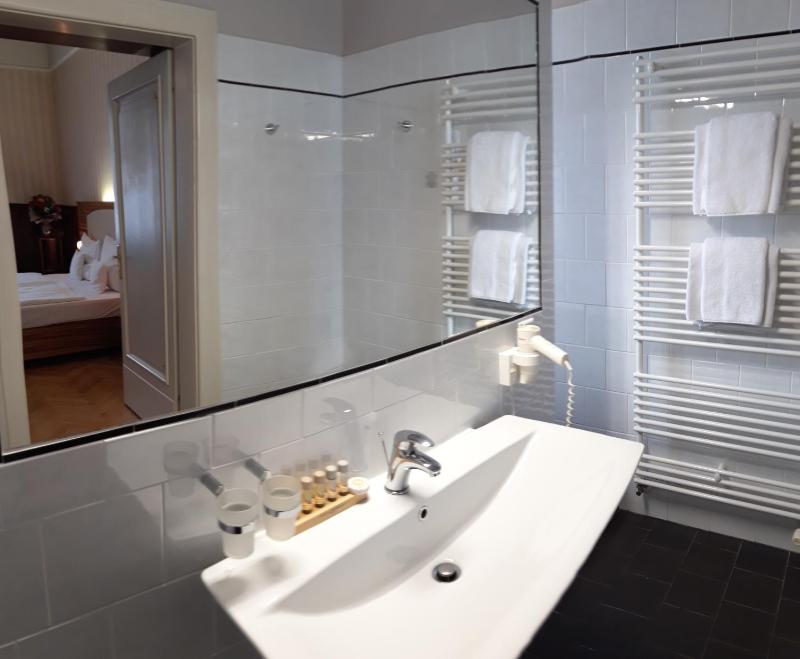 Deluxe Double or Twin Room with Spa Bath image 2