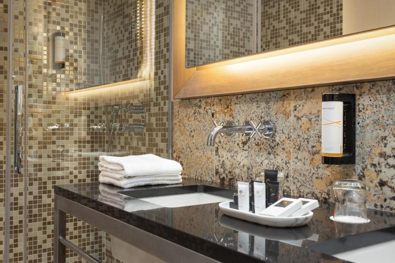 Family Suite with Two Bathrooms image 3