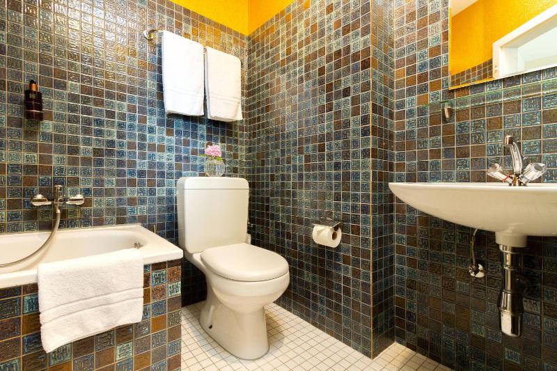 Double Room with Lake View image 3