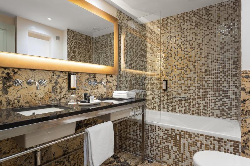 Family Suite with Two Bathrooms image 4