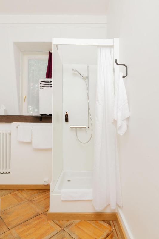 Single Room with Shared Toilet image 2