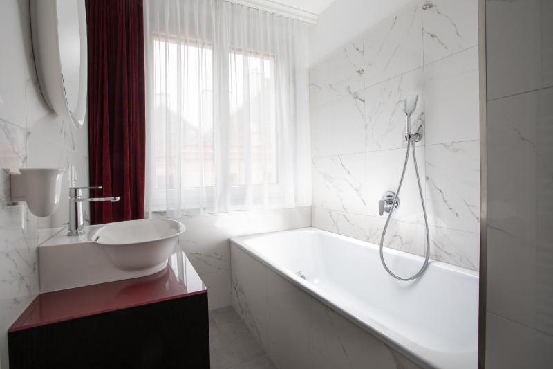 Signature King Double Room image 4