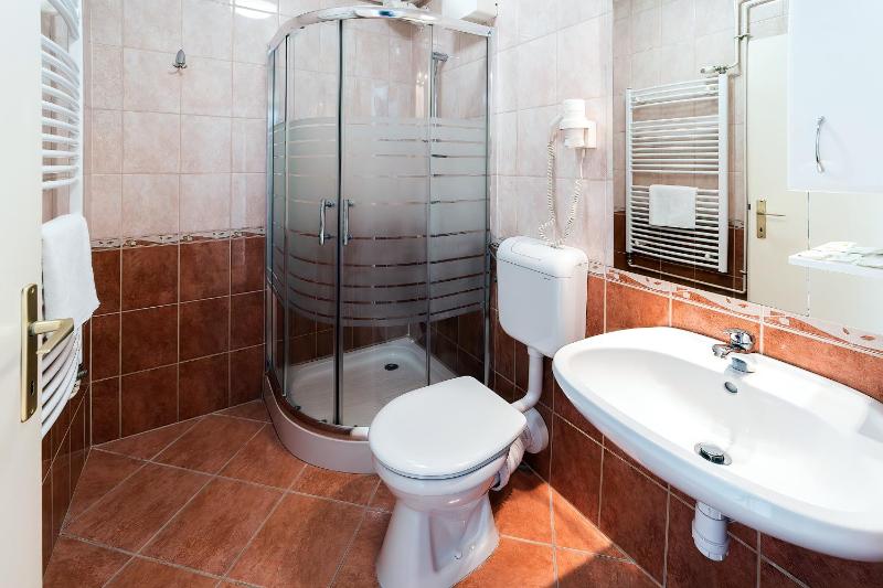 Superior Triple Room image 4