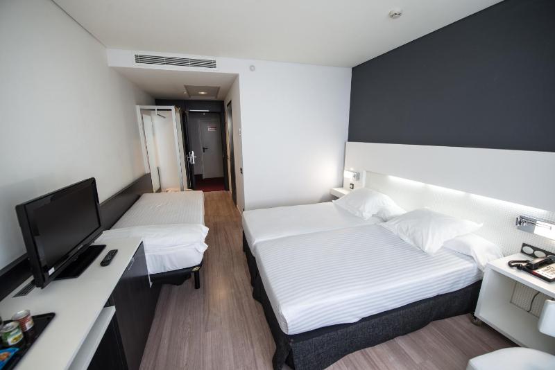 Triple Room with free airport shuttle image 4