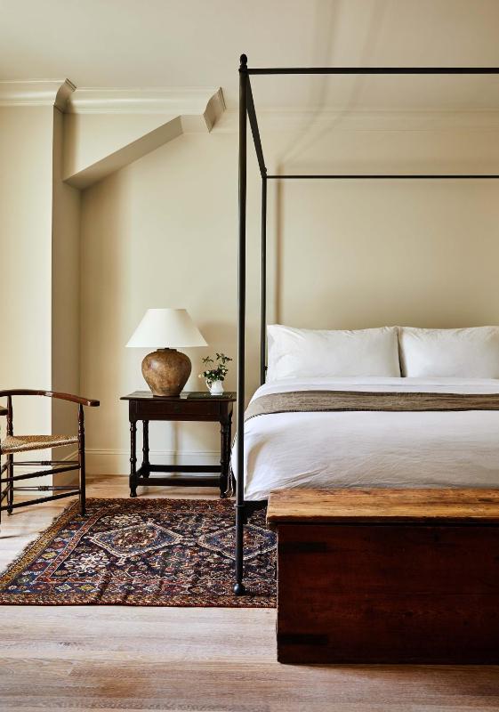 Standard King Room image 2