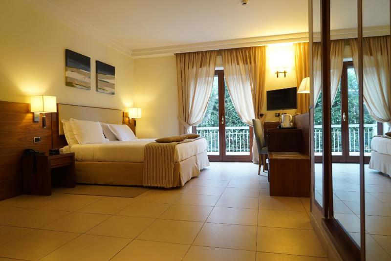 Superior Double Room image 3