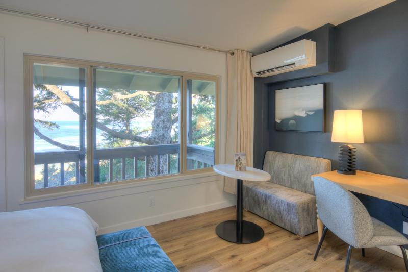 Deluxe Double Room with Sea View image 3