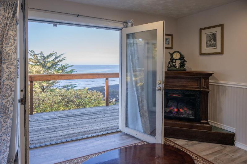 One-Bedroom Queen Suite with Ocean View image 4
