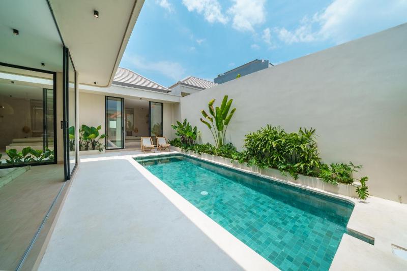 Villa Leros - Modern Chic 2BR Mediterranean Villa in Canggu! - image 42