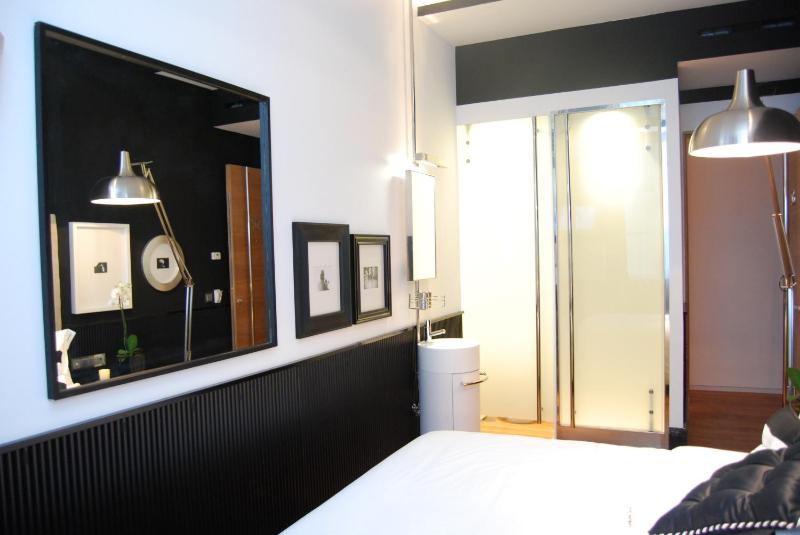 Small Room with street view image 3