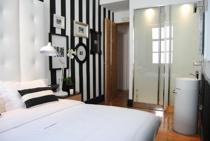 Small Room with street view image 2