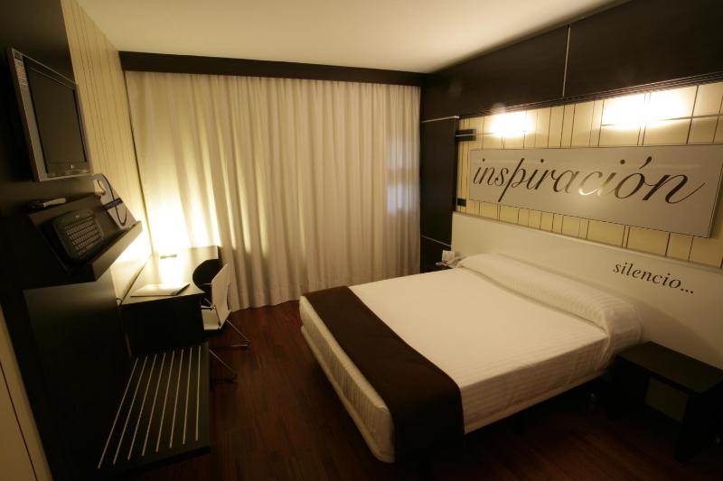 Double or Twin Room image 3