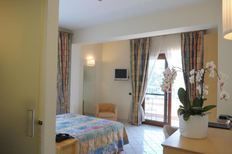 Superior Double Room with Sea View and Terrace image 3