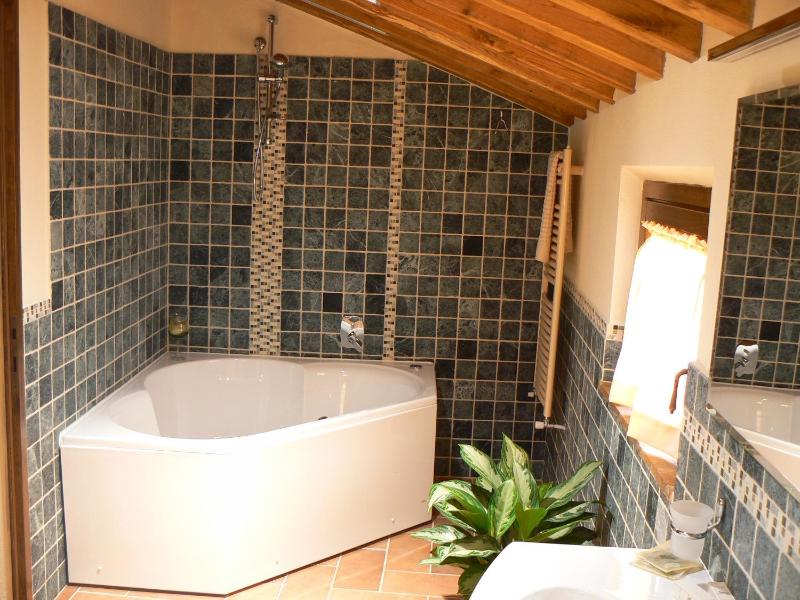 Deluxe Double Room with Bath image 4