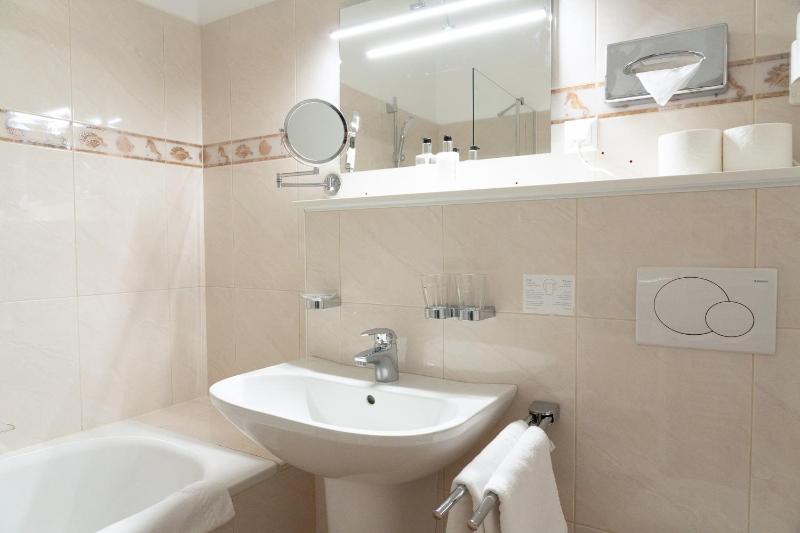 Superior Double Room with Balcony image 3