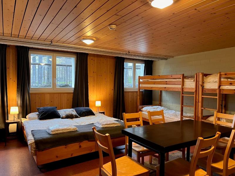 Family Room (6 Adults) with Shared Bathroom image 3