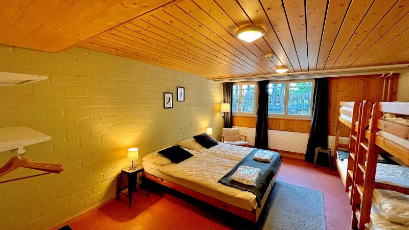 Family Room (6 Adults) with Shared Bathroom image 1