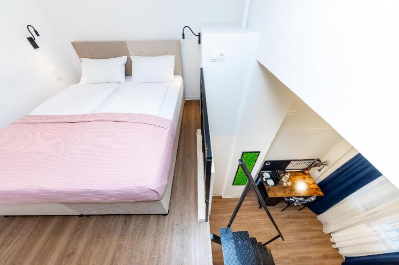 Adagio Downtown Rooms - image 8