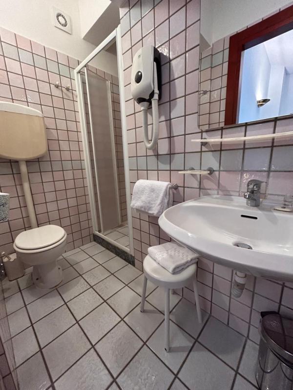 Economy Double Room image 3