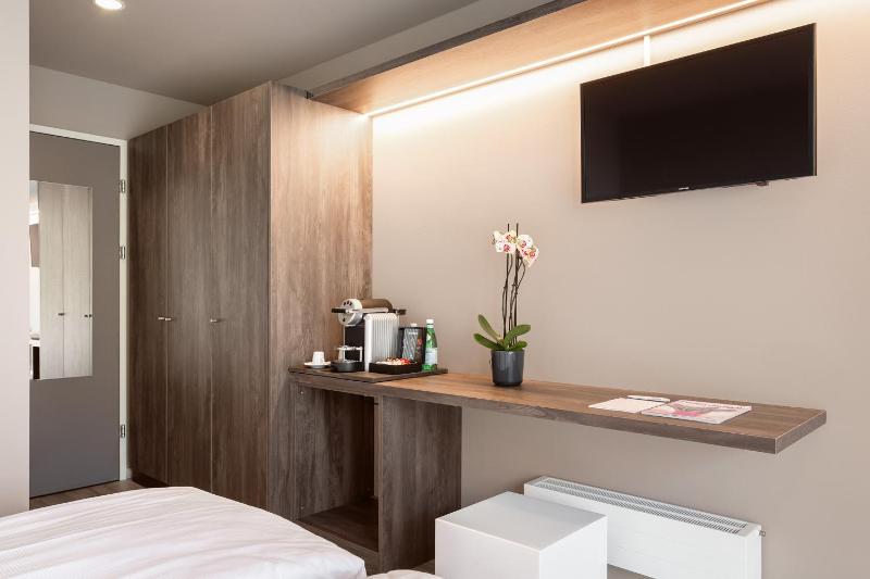 Superior Double Room with Balcony image 4