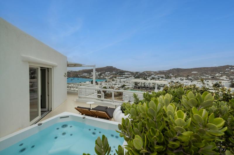 Vista Suite with Panoramic Sea View and Hot Tub image 1