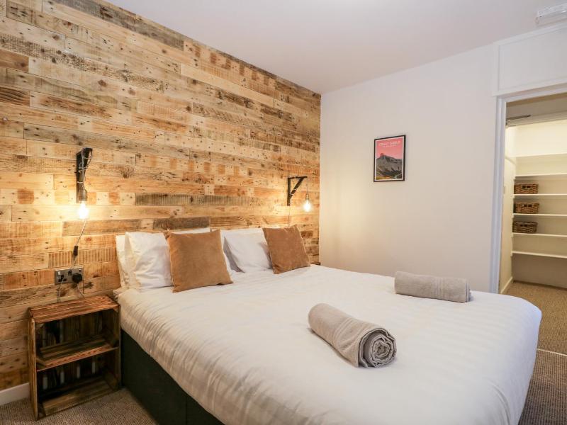 Dixon Court - image 41