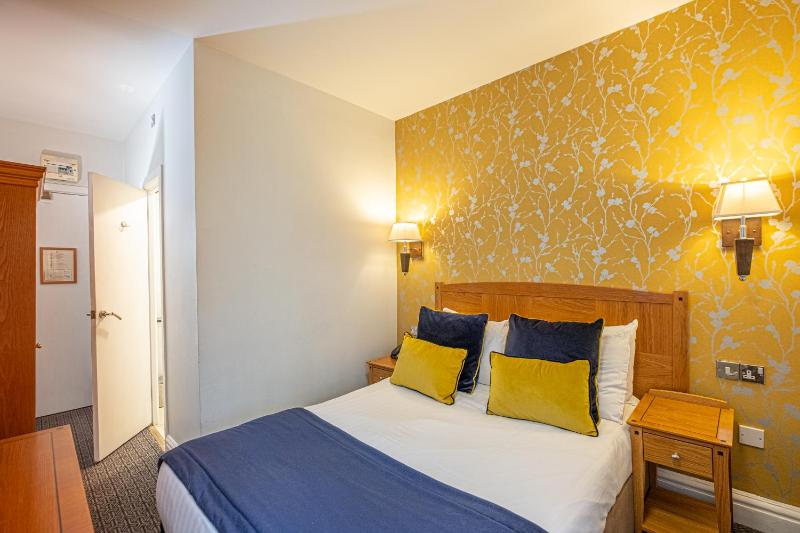 Compact Double Room with Air Conditioning image 1