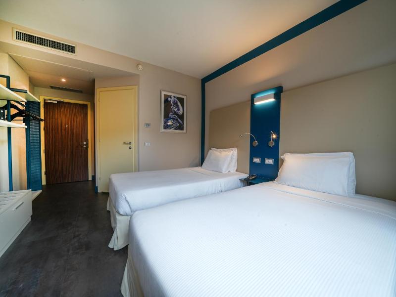 Superior Twin Room image 4