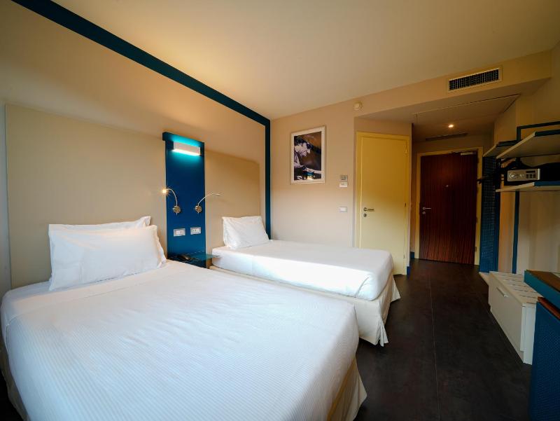 Superior Twin Room image 3